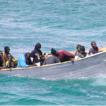 Imagen de archivo de una patera con inmigrantes a bordo