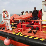 Imagen de archivo del rescate de inmigrantes por parte de efectivos de Salvamento Marítimo